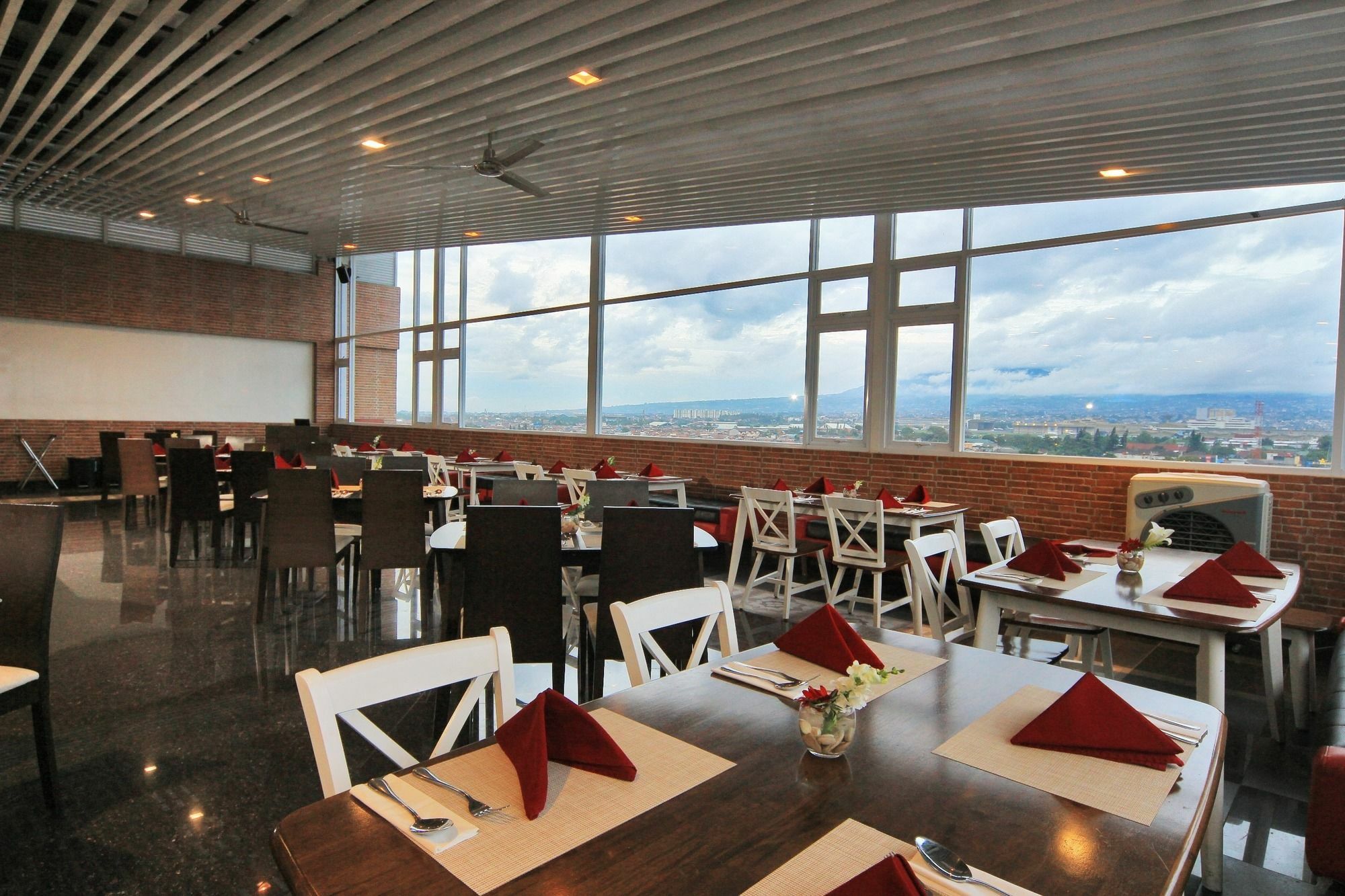 West Point Hotel Bandung Esterno foto